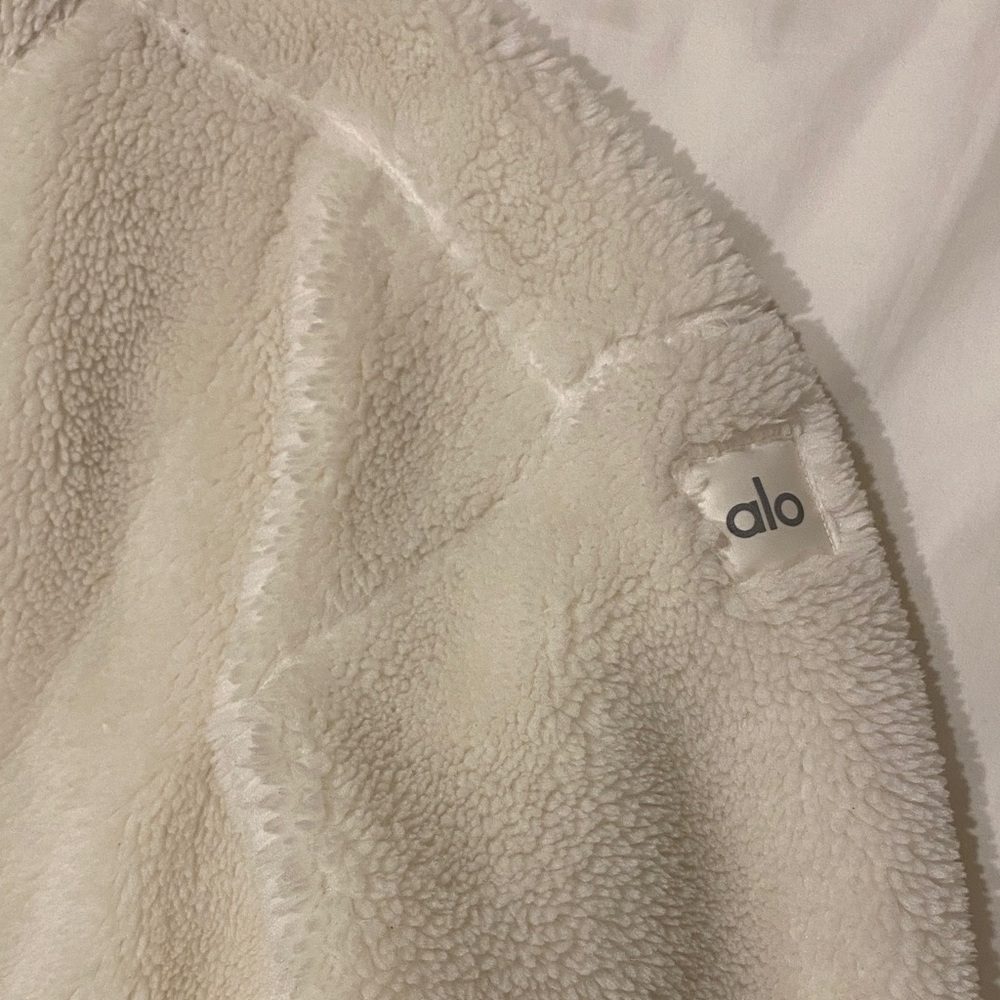 ALO Yoga Off-White Sherpa Jacket - Picture 2 of 3